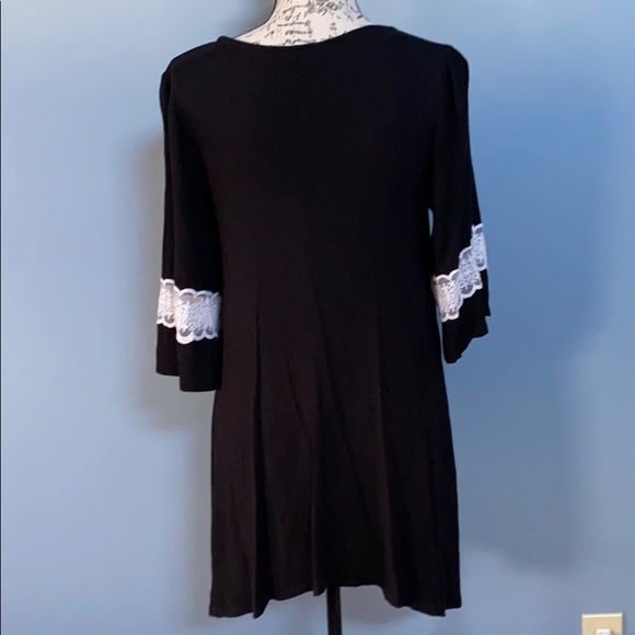 Black Swing Top with pockets - Picture 3 of 5